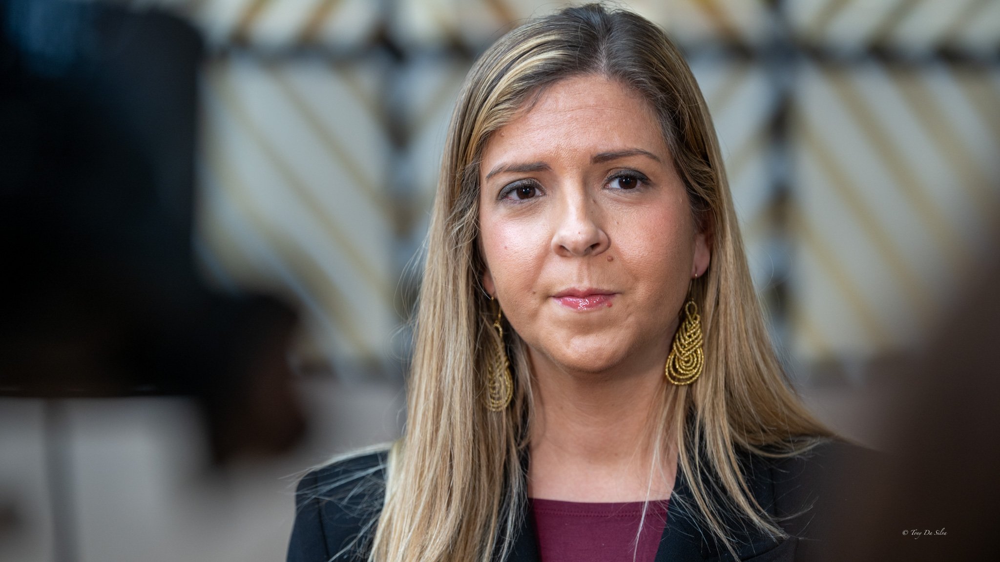 A ministra da Juventude, Margarida Balseiro Lopes, com expressão séria, em ambiente formal, durante uma reunião ministerial em Bruxelas.