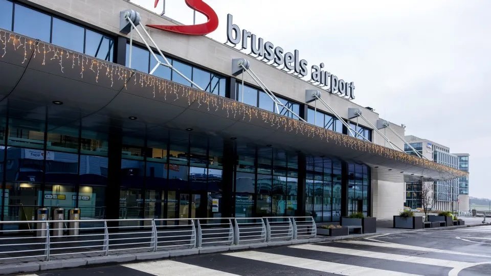 Fachada principal do Aeroporto de Bruxelas, com o nome do aeroporto visível na parte superior do edifício.