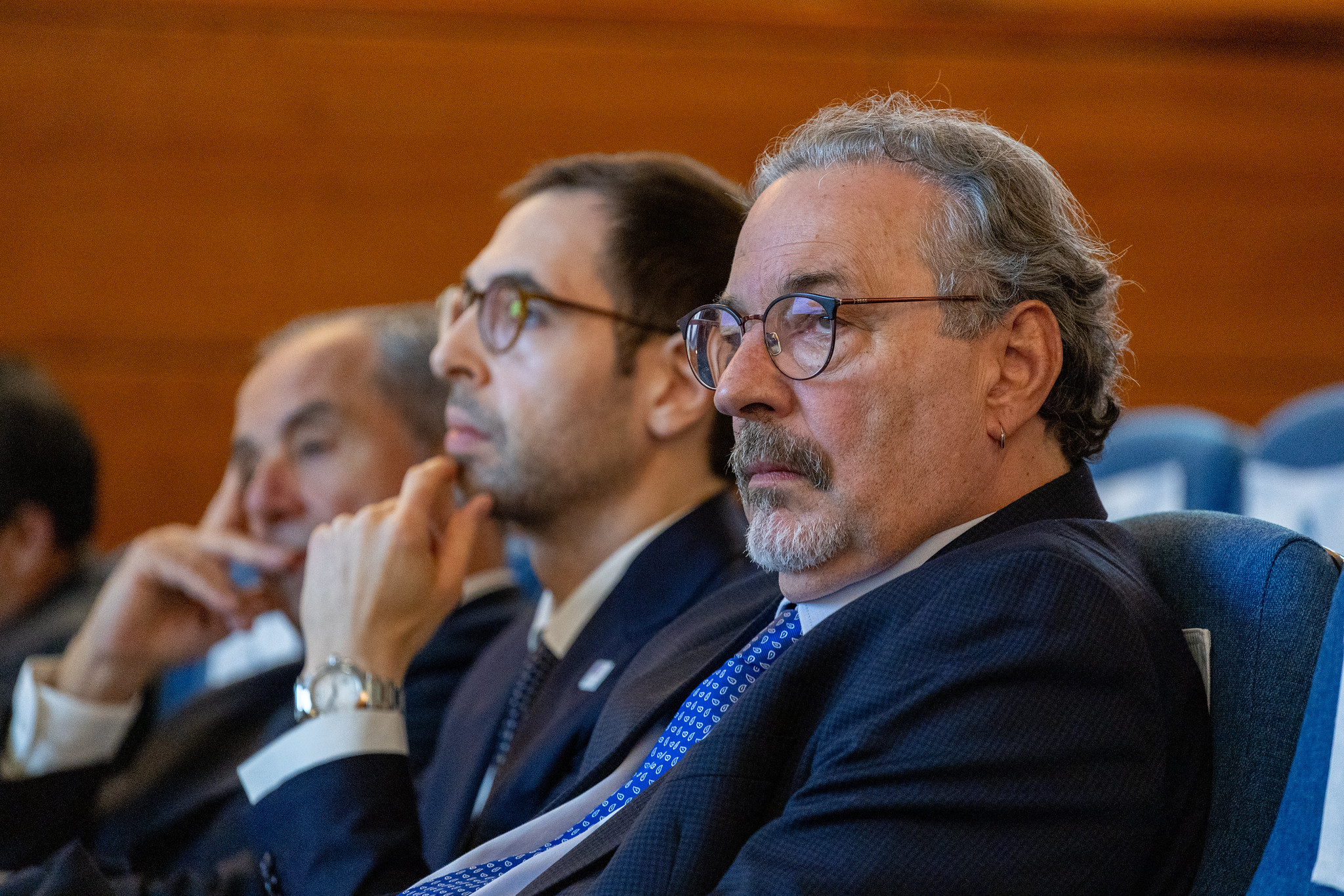 Participantes atentos sentados numa plateia durante uma sessão oficial da CPLP, relacionada com o anúncio dos projetos do Programa CPLP Audiovisual.